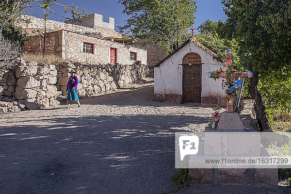 Eine kleine Kirche und ein Kreuz im chilenischen Hochlanddorf Caspana  Chile  Südamerika