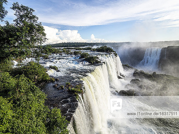 Blick auf die Wasserfälle von Iguacu (Cataratas do Iguacu)  UNESCO-Weltkulturerbe  von der brasilianischen Seite  Parana  Brasilien  Südamerika