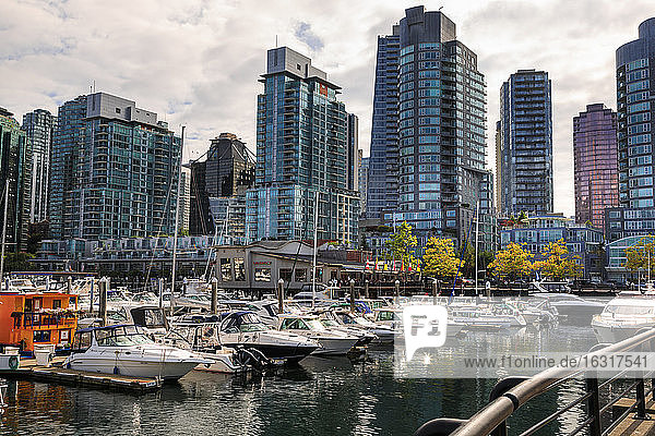 Yachthafen am Coal Harbour  mit Freizeit- und Hausbooten  Stadtsilhouette  Vancouver  Britisch-Kolumbien  Kanada  Nordamerika