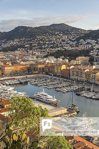 Blick von einem Aussichtspunkt auf dem Schlosshügel hinunter auf Port Lympia  Nizza  Alpes Maritimes  Cote d'Azur  Französische Riviera  Provence  Frankreich  Mittelmeer  Europa