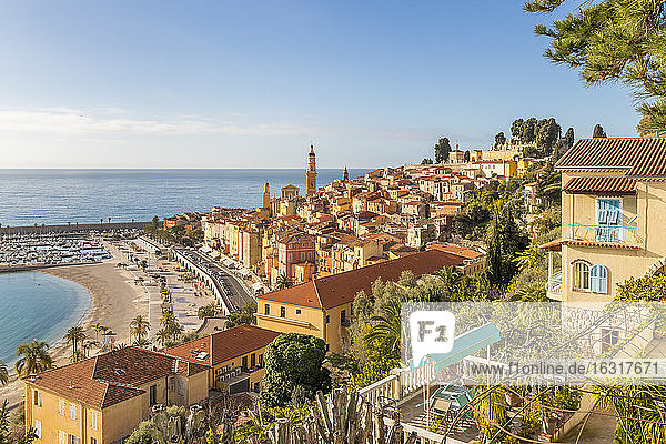 Blick vom Garavan Boulevard über die Altstadt und den Strand der Sablettes  Menton  Alpes Maritimes  Cote d'Azur  Französische Riviera  Provence  Frankreich  Mittelmeer  Europa