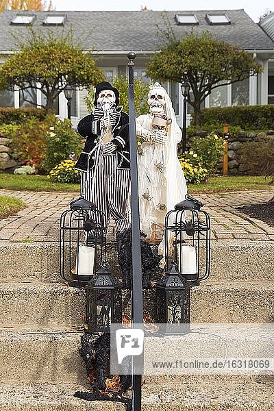 Halloween  Dekoration vor einem Haus  zwei Skelette  Brautpaar  Braut und Bräutigam stehen mit Laternen auf einer Treppe  Ogunquit  York County  Maine  Neuengland  USA  Nordamerika