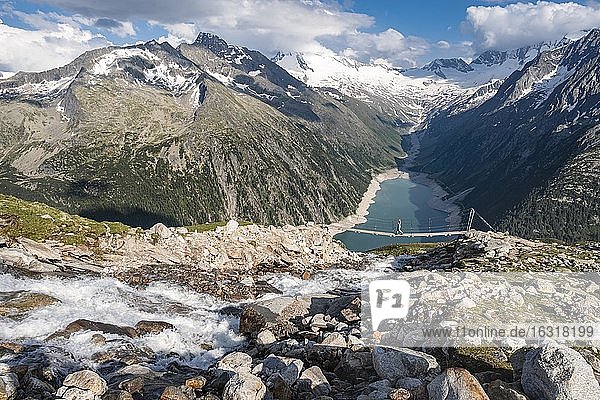 Wanderin  Frau auf Hängebrücke an der Olpererhütte  Schlegeisstausee  Speicher Schlegeis  Zillertaler Alpen  Gletscher Schlegeiskees  Zillertal  Tirol  Österreich  Europa