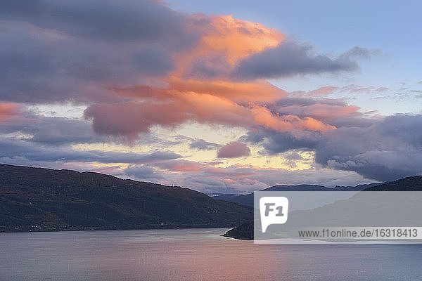 Sonnenuntergang über einem Fjord  Mo i Rana  Nordland  Norwegen  Europa