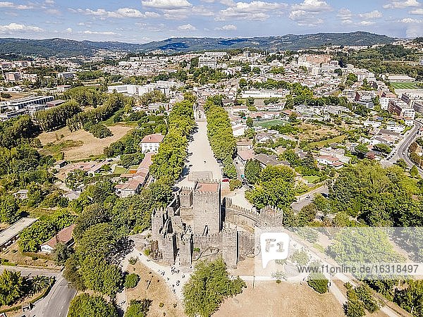 Luftaufnahme der Burg von Guimaraes  Portugal  Europa