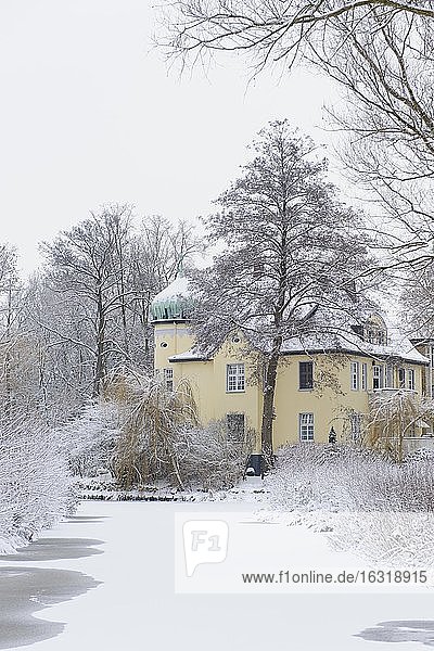 Herrschaftliches Haus in Winterlandschaft  Vechta  Niedersachsen  Deutschland  Europa
