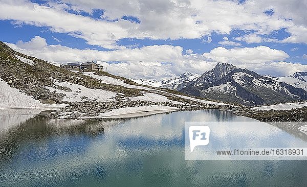 Friesenbergsee mit Friesenberghaus vor verschneiten Bergen  Zillertaler Alpen  Zillertal  Tirol  Österreich  Europa