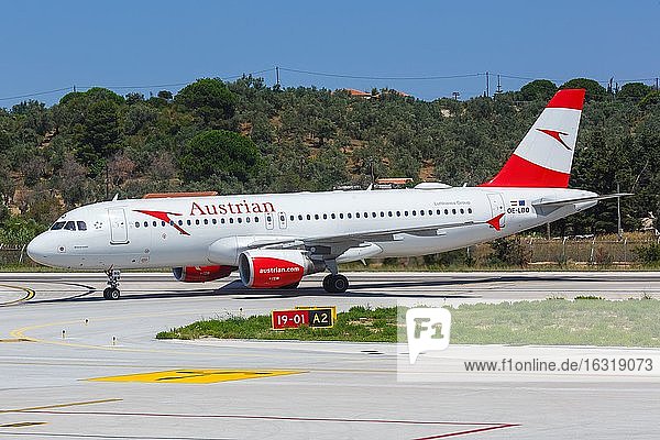 Ein Airbus A320 der Austrian Airlines mit dem Kennzeichen OE-LBQ auf dem Flughafen Skiathos (JSI)  Skiathos  Griechenland  Europa