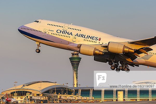 Ein Boeing 747-400 Flugzeug der China Airlines mit dem Kennzeichen B-18210 auf dem Flughafen Guangzhou (CAN), Guangzhou, China, Asien
