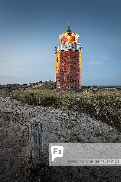Quermarkenfeuer  Leuchtturm mit Sanddüne im Abendlicht  Kampen  Sylt  Deutschland  Europa