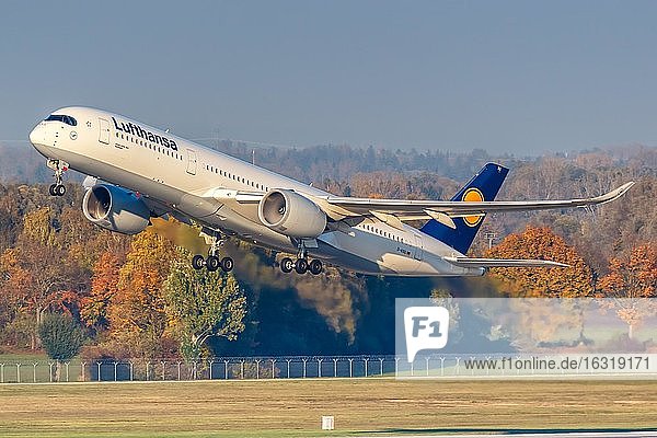 Ein Airbus A350-900 der Lufthansa mit dem Kennzeichen D-AIXG auf dem Flughafen München (MUC), München, Deutschland, Europa