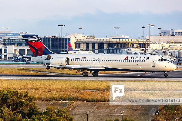 Los Angeles  Vereinigte Staaten  14. April 2019: Ein Boeing 717-200 Flugzeug der Delta Air Lines mit dem Kennzeichen N993AT auf dem Flughafen Los Angeles (LAX) in den Vereinigten Staaten