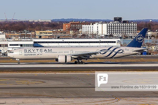 New York, Vereinigte Staaten, 1. März 2020: Ein Boeing 777-300ER Flugzeug der Aeroflot mit dem Kennzeichen VQ-BQG in der Sonderbemalung SkyTeam auf dem Flughafen New York John F Kennedy (JFK) in den Vereinigten Staaten