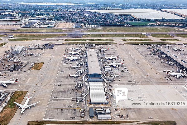 London  10. Juli 2019: Luftbild Terminal 5C des Flughafen Heathrow (LHR) im Vereinigten Königreich  Großbritannien  Europa