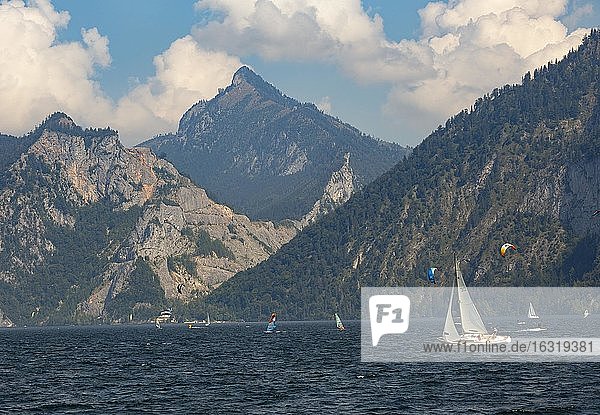 Sailing boats at the Lake Traun with Hochkogel  Ebensee  Salzkammergut  Upper Austria  Austria  Europe