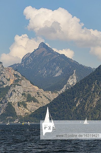 Sailing boats at the Lake Traun with Hochkogel  Ebensee  Salzkammergut  Upper Austria  Austria  Europe