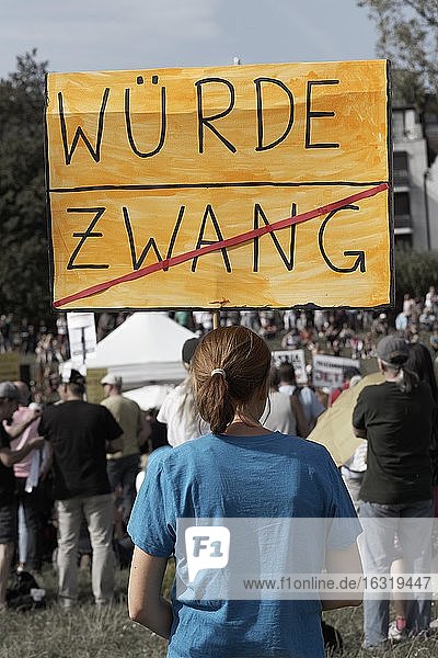 Demo gegen Corona-Regeln auf den Rheinwiesen  junge Frau mit Plakat Würde statt Zwang  Düsseldorf  Nordrhein-Westfalen  Deutschland  Europa