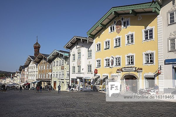 Wohn- und Geschäftsgebäude in der historischen Marktstraße  Bad Tölz  Oberbayern  Bayern  Deutschland  Europa