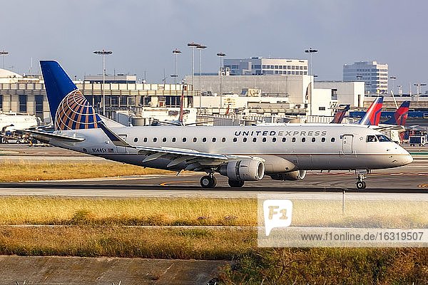 Los Angeles  Vereinigte Staaten  14. April 2019: Ein Embraer 175 Flugzeug der United Express SkyWest Airlines mit dem Kennzeichen N144SY auf dem Flughafen Los Angeles (LAX) in den USA