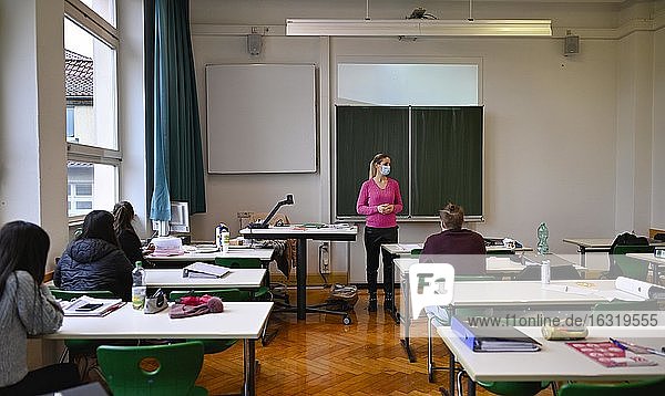 Lehrerin mit Mundschutzmaske im Präsenzunterricht  Fenster geschlossen  Corona-Krise  Stuttgart  Baden-Württemberg  Deutschland  Europa