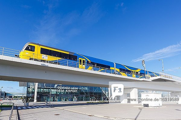 Regionalbahn vor dem Terminal des Flughafen Danzig Gdansk Lech Walesa Airport (GDN), Danzig, Polen, Europa