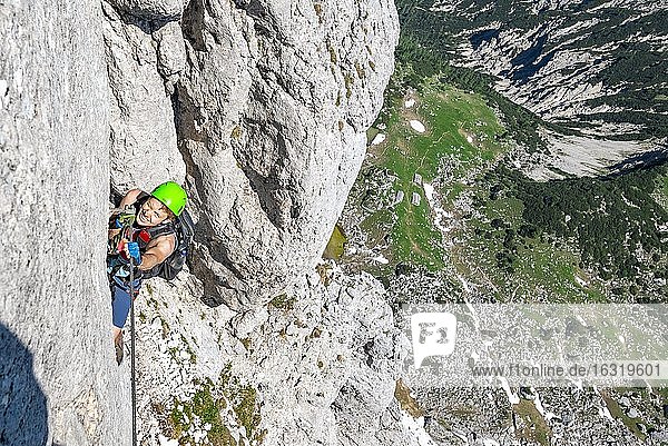Junger Mann beim Klettern an einer Felswand  Klettersteig zur Seekarlspitze  5-Gipfel-Klettersteig  Wanderung am Rofangebirge  Tirol  Österreich  Europa