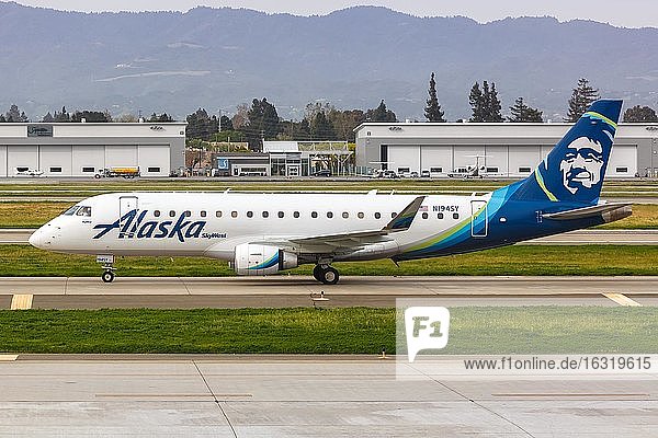San Jose  Vereinigte Staaten  11. April 2019: Ein Embraer ERJ 175 Flugzeug der Alaska Airlines Skywest mit dem Kennzeichen N194SY auf dem Flughafen San Jose (SJC) in den Vereinigten Staaten