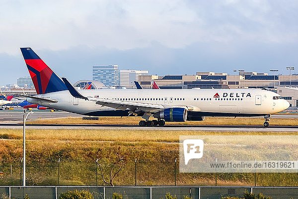 Los Angeles  Vereinigte Staaten  14. April 2019: Ein Boeing 767-300ER Flugzeug der Delta Air Lines mit dem Kennzeichen N175DN auf dem Flughafen Los Angeles (LAX) in den Vereinigten Staaten