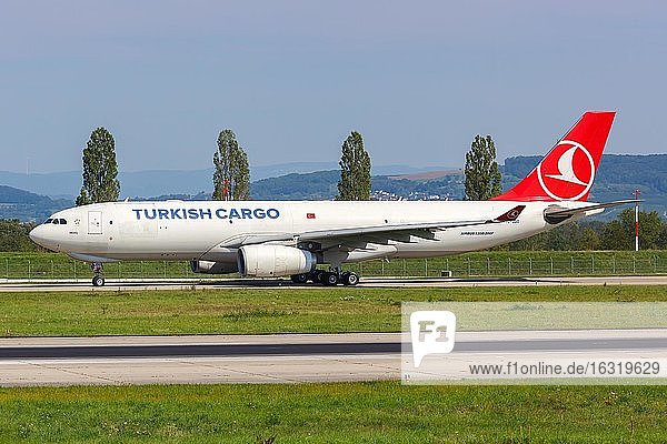 Ein Airbus A330-200F der Turkish Cargo mit dem Kennzeichen TC-JDO auf dem Flughafen EuroAirport Basel Mulhouse (EAP)  Mulhouse  Frankreich  Europa