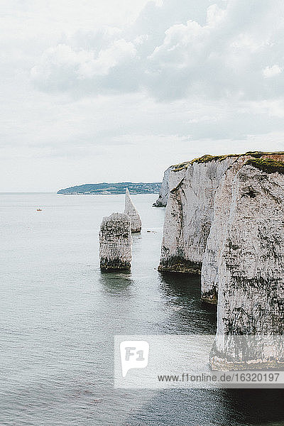 Malerische weiße Klippen über dem Meer  Jurassic Coast  Dorset  UK
