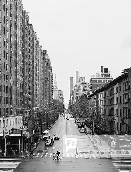 Städtische Gebäude und Stadtstraße  New York City  New York  USA