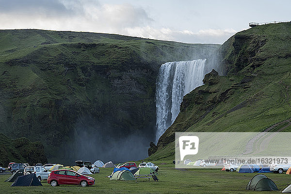 Island  Zeltlager am Wasserfall Skogafoss