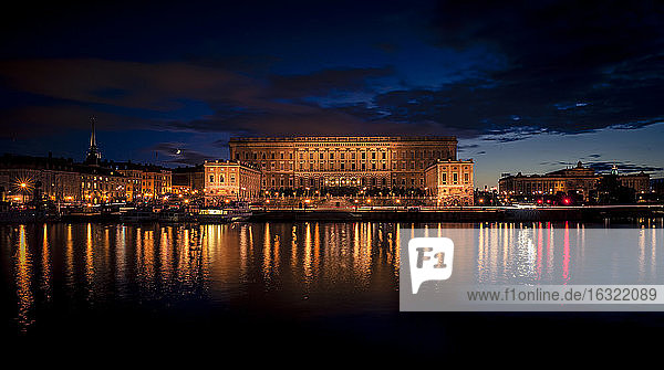 Schweden  Stockholm  Blick auf den Königspalast bei Nacht