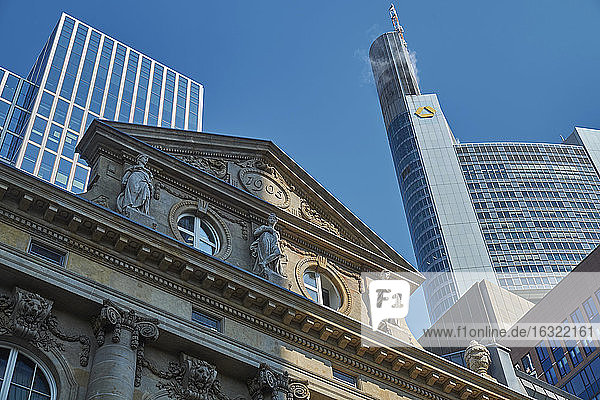 Deutschland  Hessen  Frankfurt  Fassade eines Altbaus und eines modernen Bankgebäudes