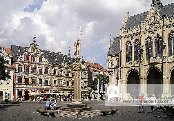 Deutschland  Erfurt  Blick auf Haus zum breiten Herd  Rathaus und Rathausplatz am Fischmarkt