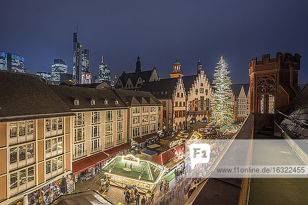 Deutschland  Frankfurt  Weihnachtsmarkt auf dem Römerberg am Abend von oben gesehen
