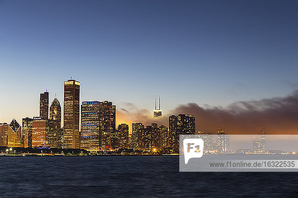 USA  Illinois  Chicago  Skyline and Lake Michigan in the evening light