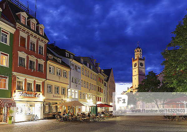 Deutschland  Baden-Württemberg  Ravensburg  Marienplatz mit Blaserturm in der Altstadt
