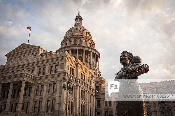 USA  Austin Statue einer Pionierin vor dem Texas State Capitol  Congress Avenue