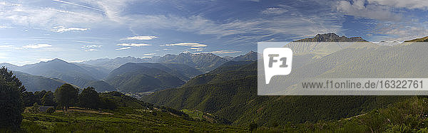 Frankreich  Midi-Pyrenäen  Hautes-Pyrenäen  Blick auf die Pyrenäen  Panorama