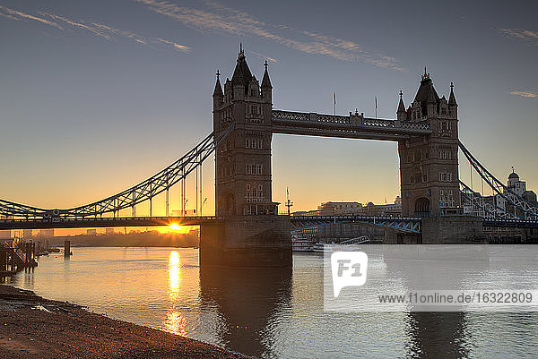 UK  London  Themse mit Tower Bridge bei Sonnenuntergang