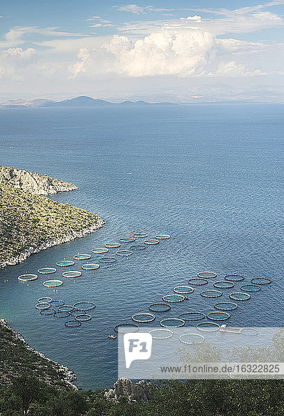 Griechenland  Peloponnes  Blick auf eine Fischzucht von oben