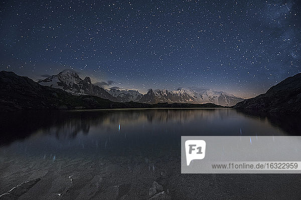 Frankreich  Mont Blanc  Cheserys-See  Milchstraße und Mont Blanc spiegeln sich im See bei Nacht