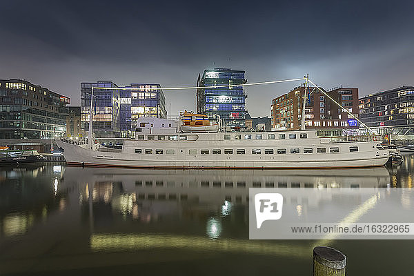 Deutschland  Hamburg  Historisches Schiff vor der modernen Architektur der Hafencity bei Nacht