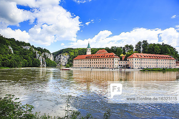 Deutschland  Kelheim  Blick auf die Abtei Weltenburg mit der Donau im Vordergrund