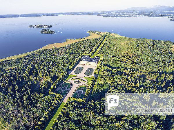 Deutschland  Bayern  Luftaufnahme der Herreninsel  Schloss Herrenchiemsee