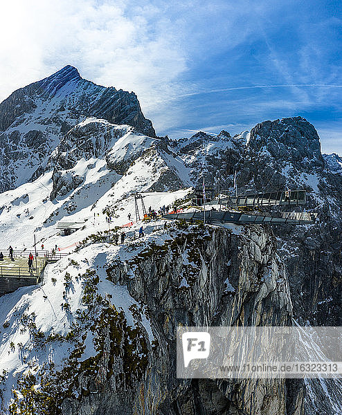 Deutschland  Bayern  Mittenwald  Wettersteingebirge  Alpspitze  Bergstation mit Aussichtsplattform AlpspiX