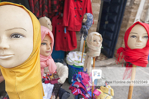 Marokko  Essaouira  Geschäft mit muslimischen Kopftüchern