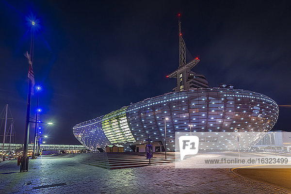 Deutschland  Bremerhaven  Klimahaus bei Nacht