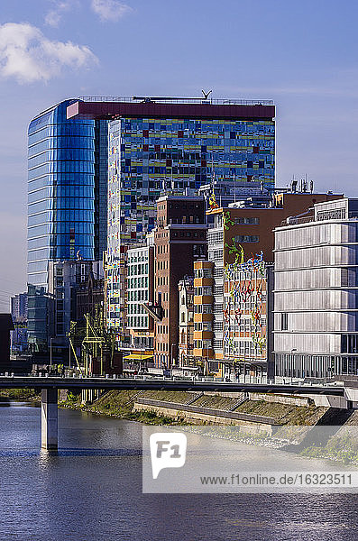 Deutschland  Nordrhein-Westfalen  Düsseldorf  Medienhafen  Bürogebäude